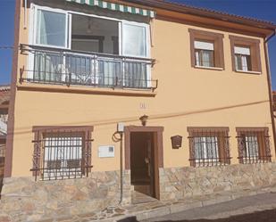 Vista exterior de Casa adosada en venda en La Serna del Monte amb Terrassa