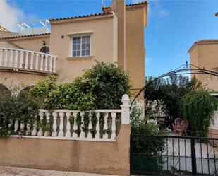 Vista exterior de Casa adosada en venda en Benijófar amb Aire condicionat, Terrassa i Piscina