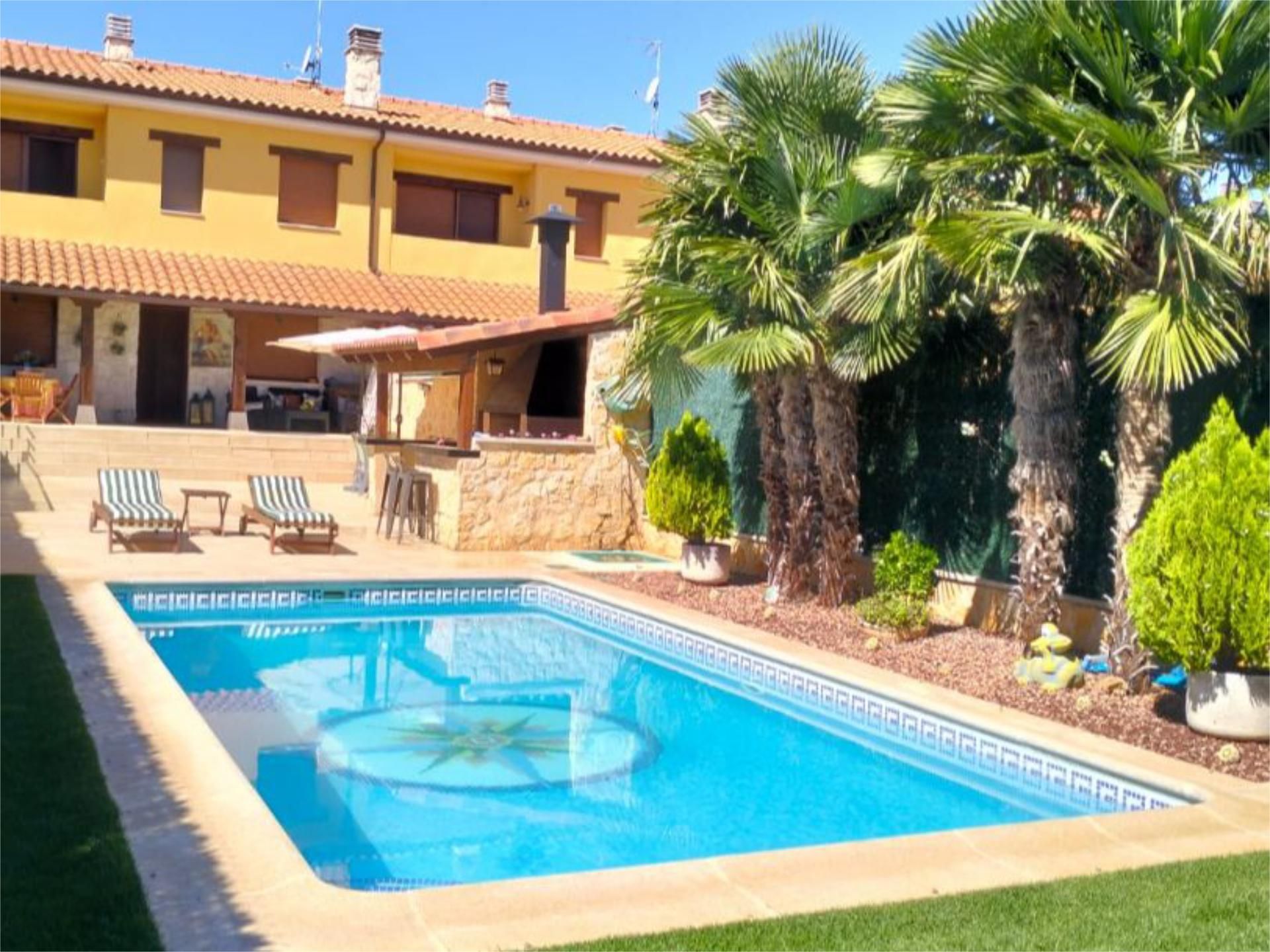 Swimming pool of House or chalet for sale in Fuentelcésped  with Terrace, Swimming Pool and Balcony