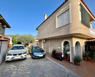 Vista exterior de Casa o xalet en venda en Algeciras amb Aire condicionat, Terrassa i Piscina