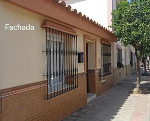 Vista exterior de Casa adosada en venda en Dos Hermanas amb Aire condicionat