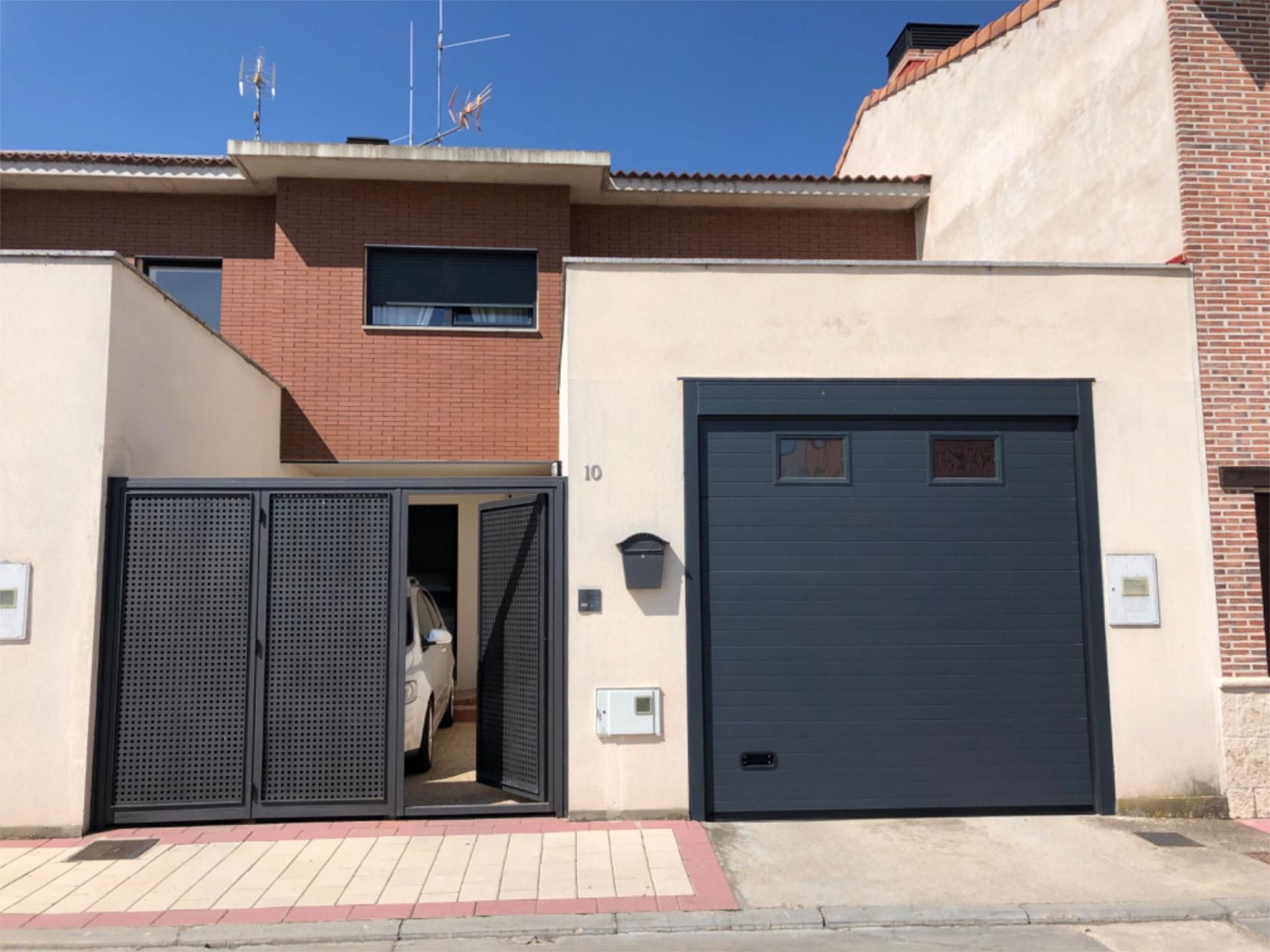 Vista exterior de Casa adosada en venda en Matapozuelos amb Calefacció, Terrassa i Traster
