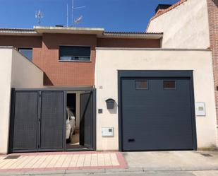 Vista exterior de Casa adosada en venda en Matapozuelos amb Terrassa