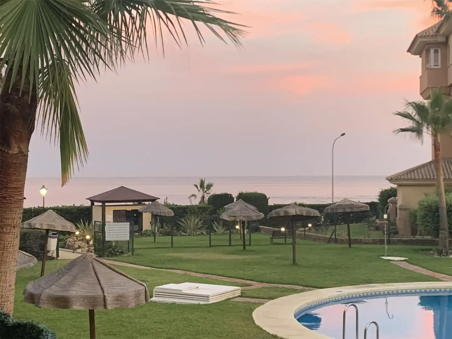 Erdgeschoss zur Miete in Urbanizacion Punta del Faro, 8, El Peñoncillo Außenansicht von Erdgeschoss zur Miete in Torrox mit Privatgarten, Terrasse und Schwimmbad