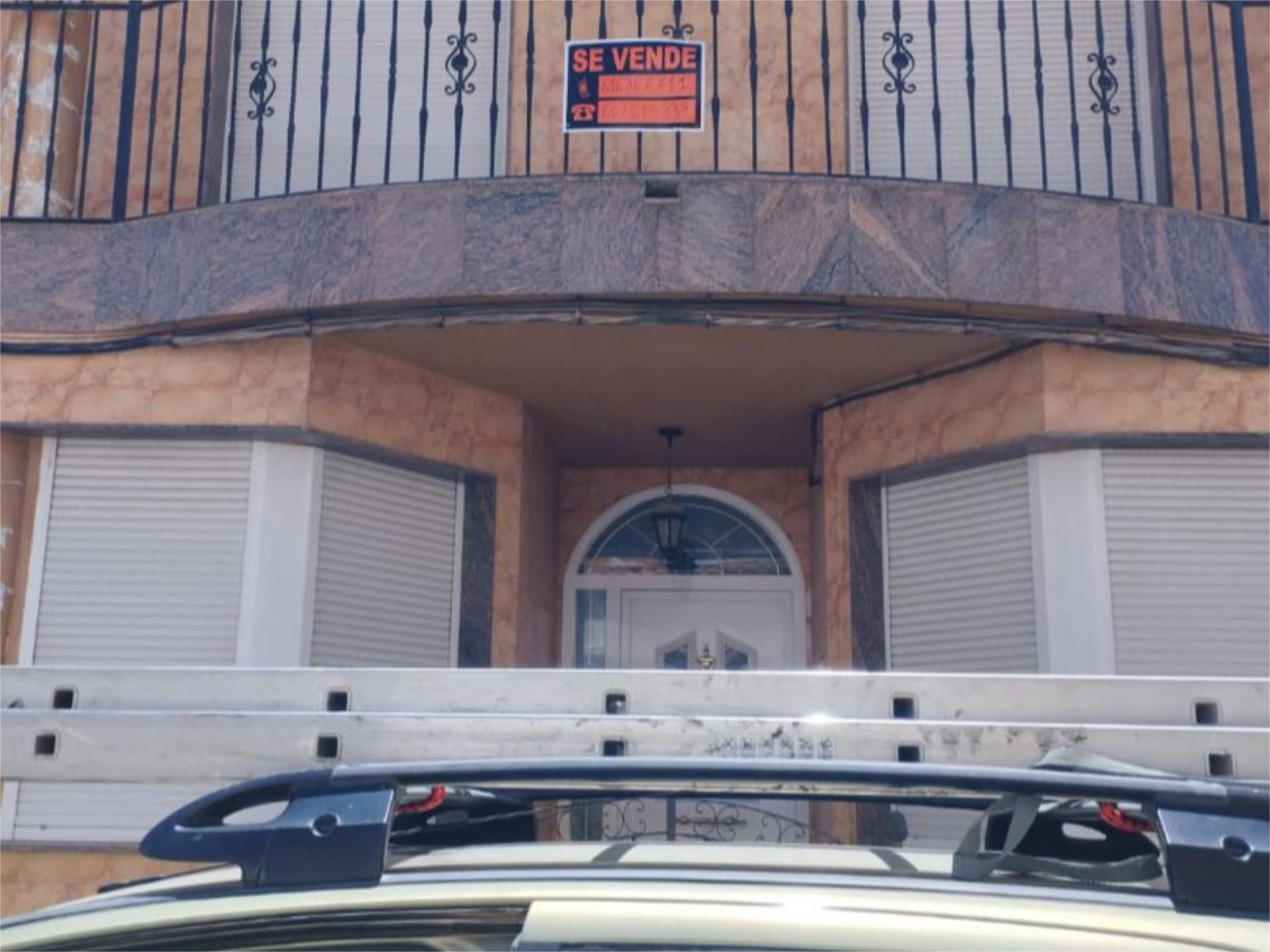 Vista exterior de Casa adosada en venda en Madrigueras amb Terrassa i Balcó