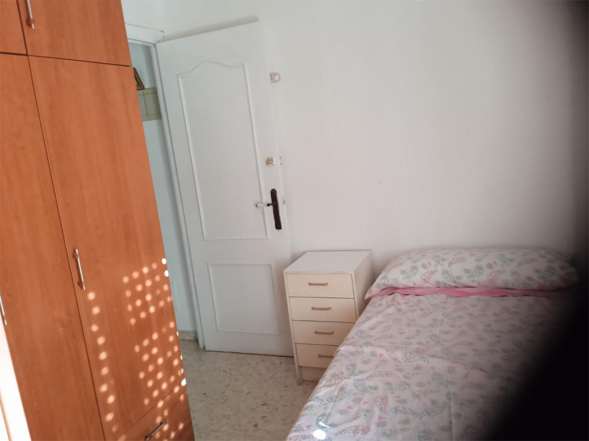 Bedroom of Flat to share in Ronda  with TV and Internet
