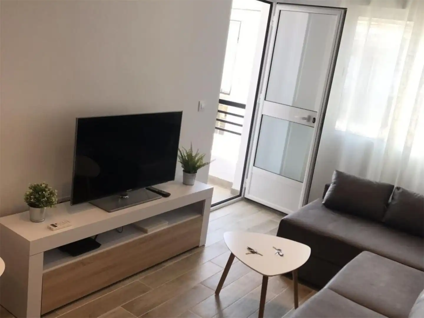Apartamento de alquiler en Calle Abogado Enríquez Barrios, 8, Ciudad Jardín - Zoco Sala de estar de Apartamento de alquiler en Córdoba con Aire acondicionado, Calefacción y Amueblado