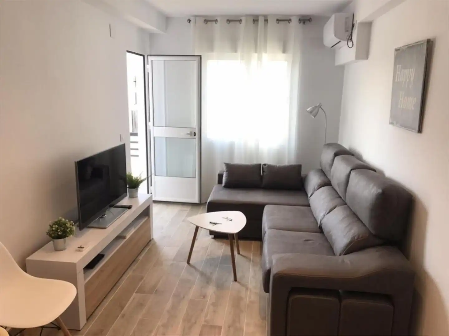Apartamento de alquiler en Calle Abogado Enríquez Barrios, 8, Ciudad Jardín - Zoco Sala de estar de Apartamento de alquiler en Córdoba con Aire acondicionado, Calefacción y Amueblado