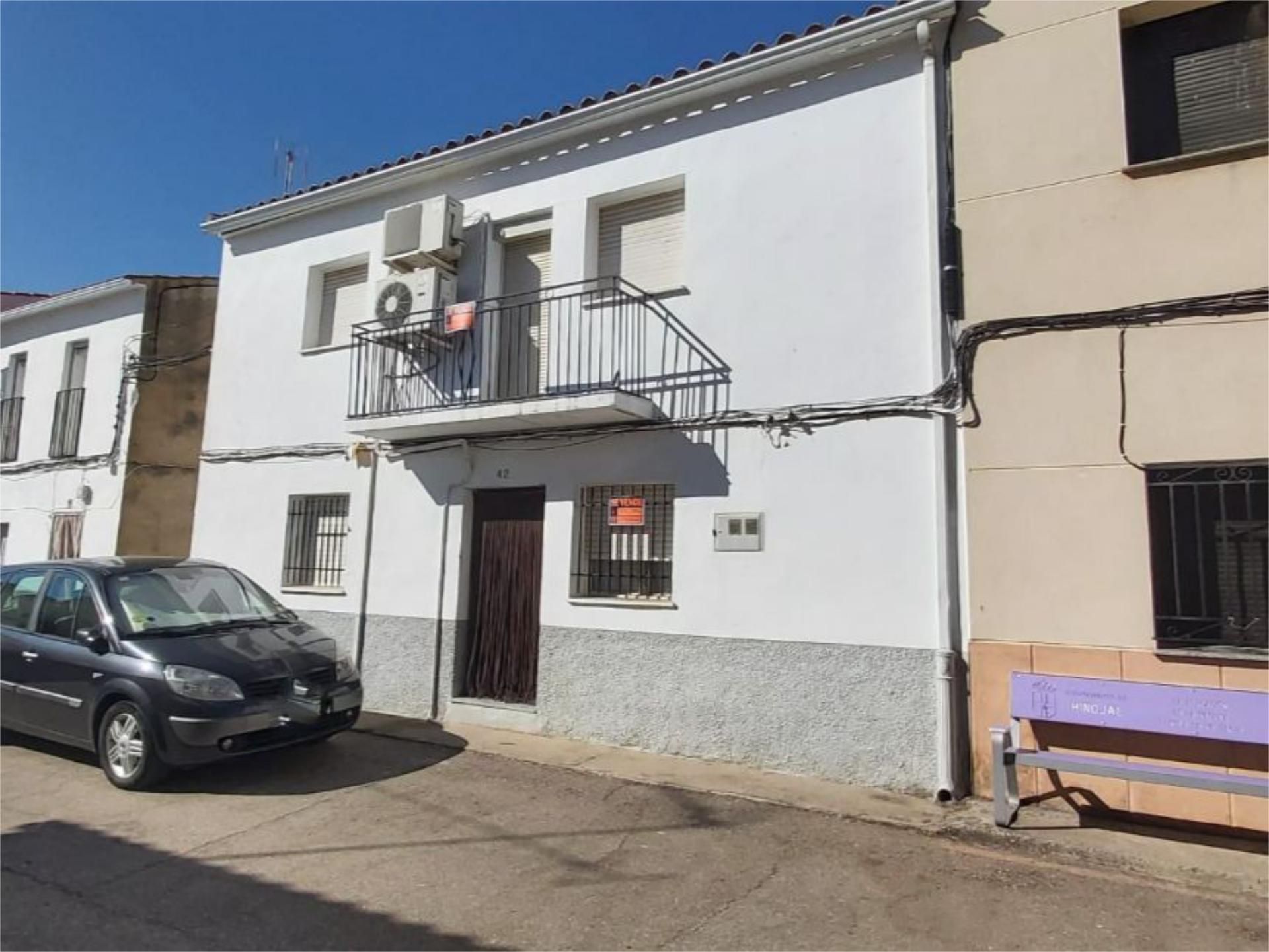 Vista exterior de Casa adosada en venda en Hinojal amb Aire condicionat i Balcó