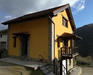 Vista exterior de Casa adosada en venda en Lena amb Balcó