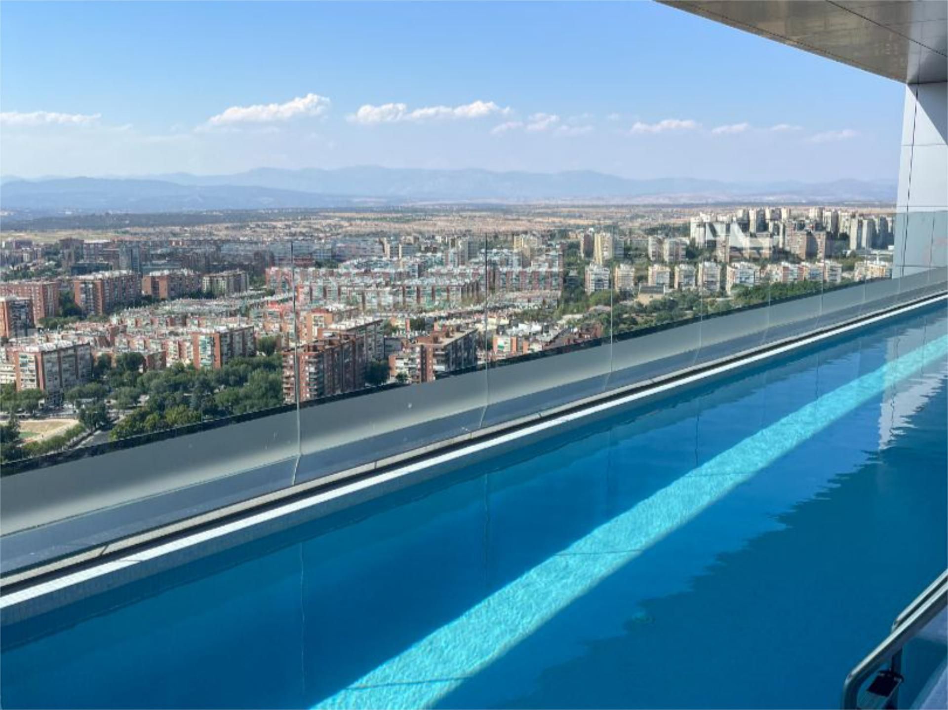 Swimming pool of Flat to rent in  Madrid Capital  with Air Conditioner, Heating and Private garden