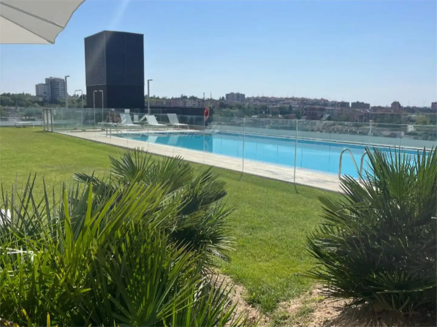 Flat for rent in Paseo de la Dirección, 161, Valdeacederas Swimming pool of Flat for rent in Madrid with Air Conditioner, Heating and Private garden
