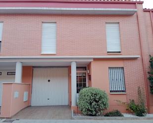 Vista exterior de Casa adosada en venda en Tarazona amb Piscina i Balcó