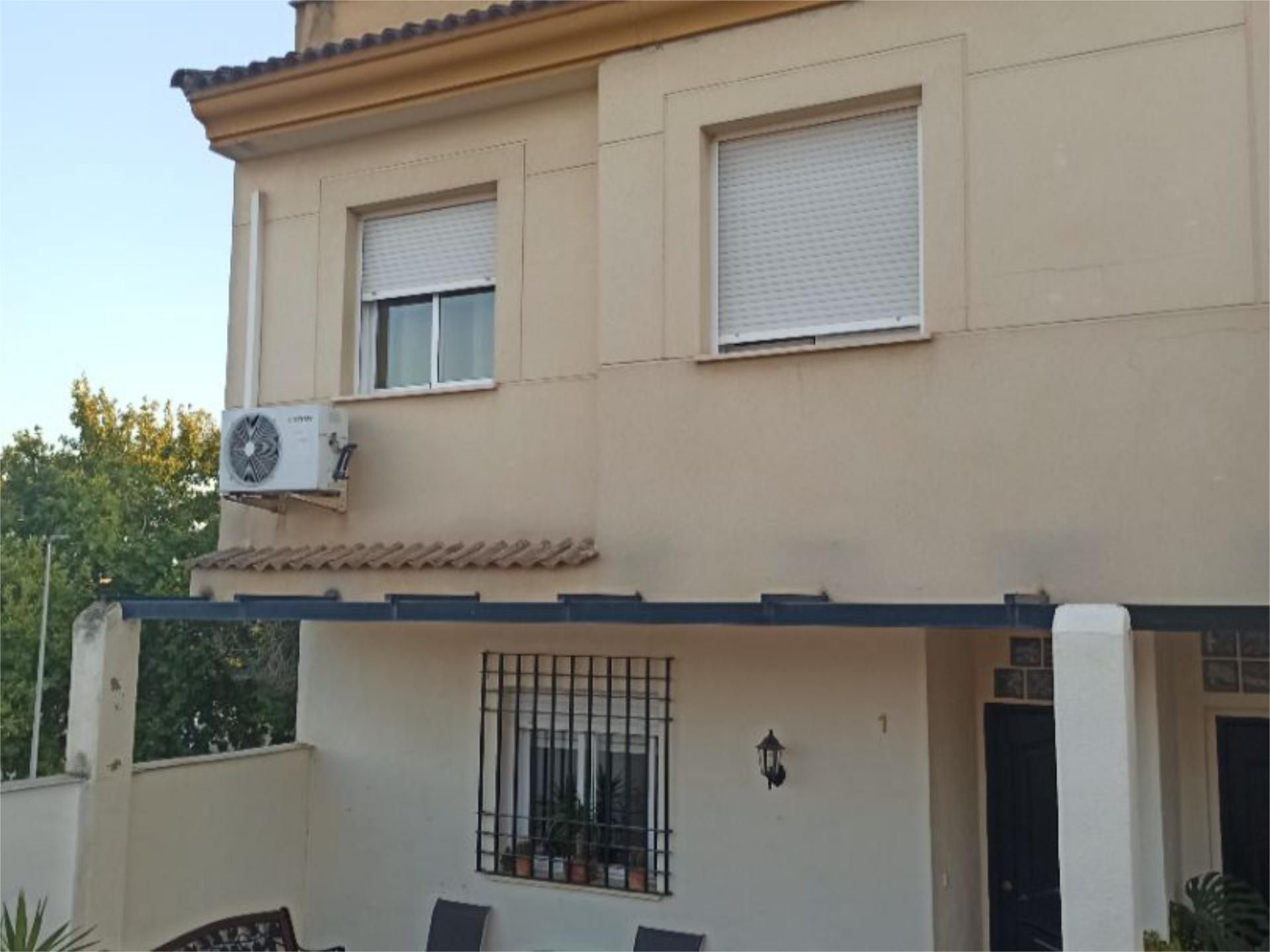 Vista exterior de Casa adosada en venda en Linares amb Terrassa, Traster i Piscina