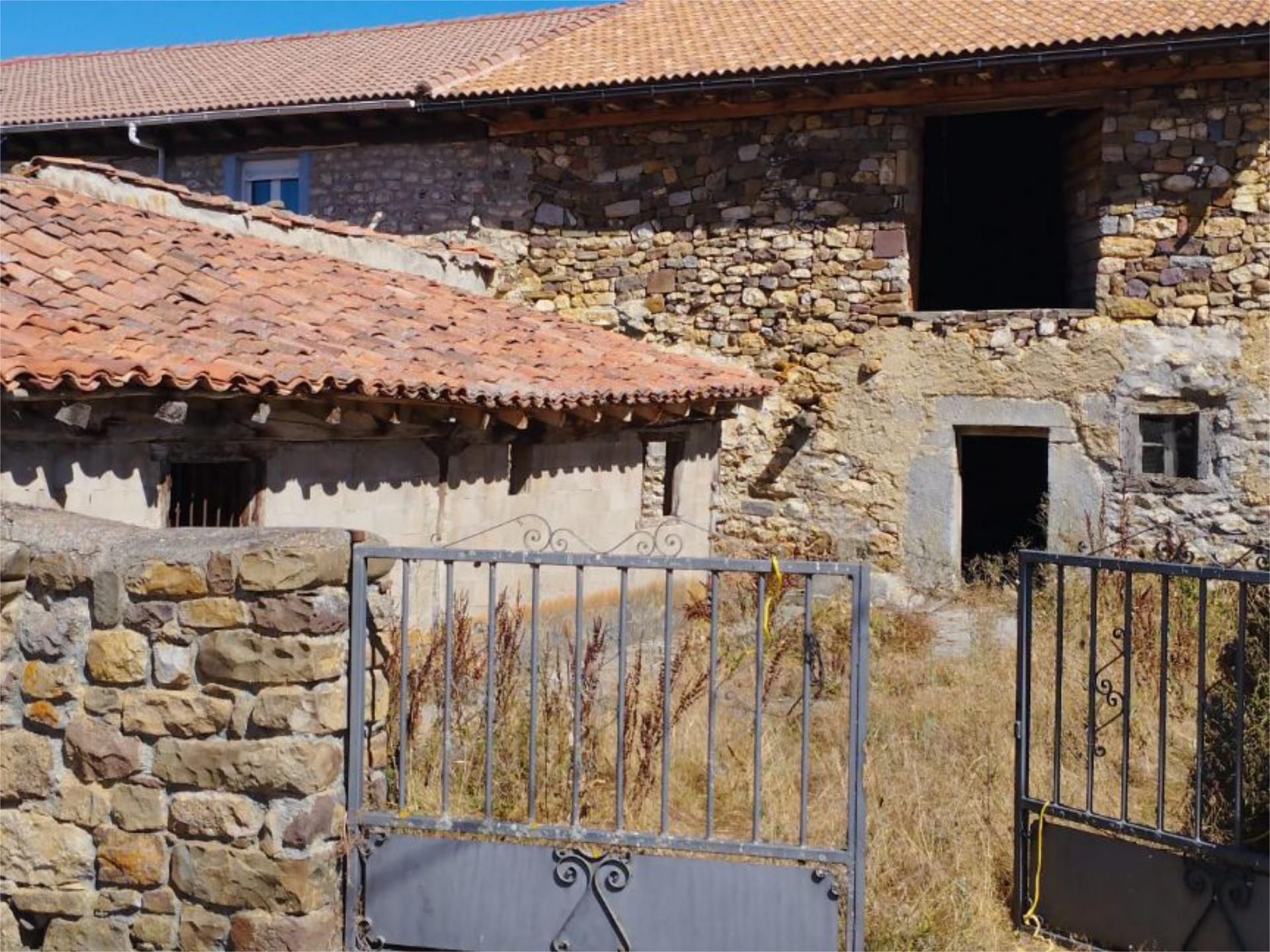 Exterior view of Single-family semi-detached for sale in La Pernía  