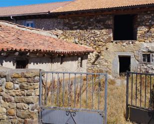 Vista exterior de Casa adosada en venda en La Pernía   amb Jardí privat