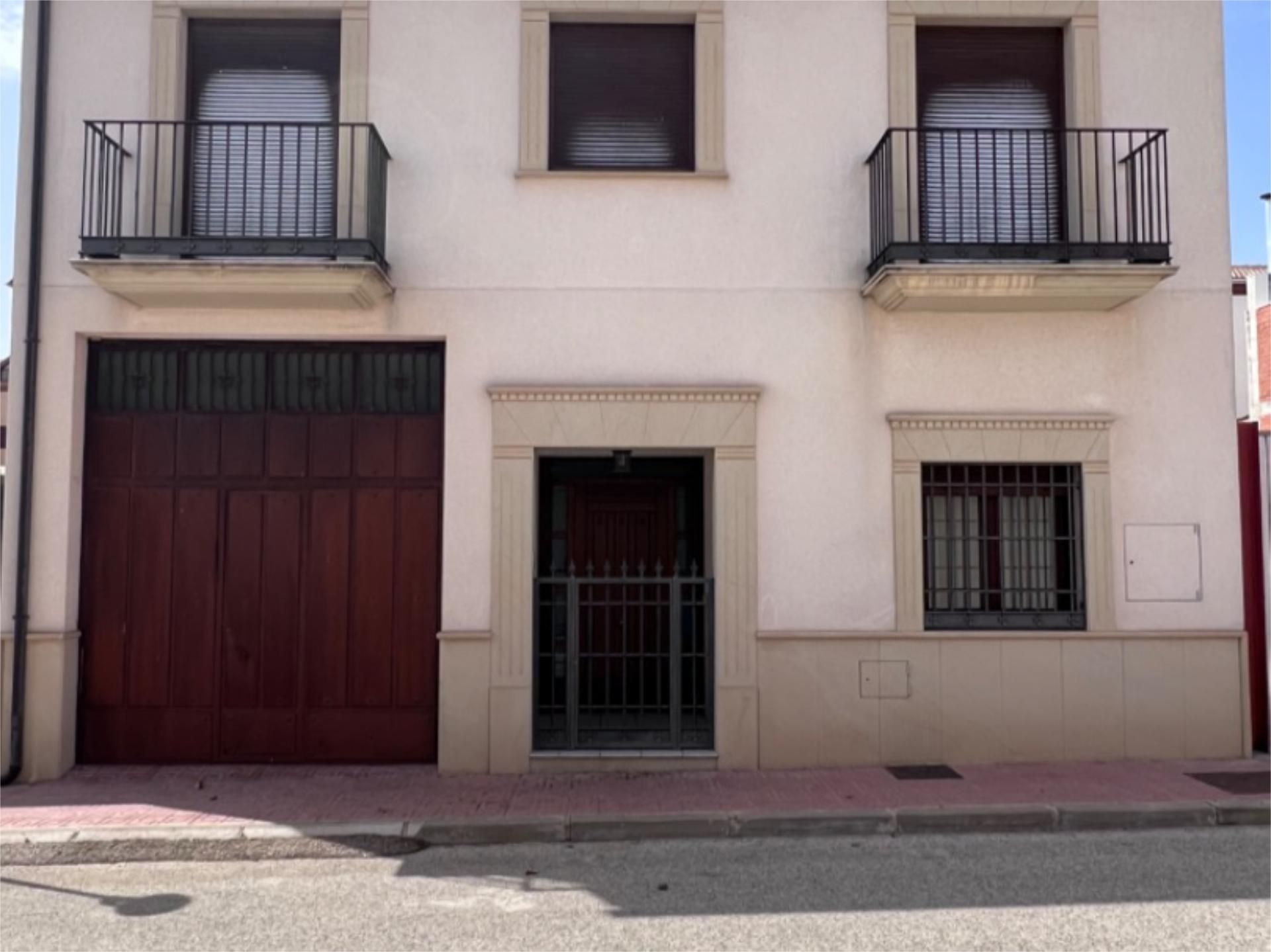 Vista exterior de Casa adosada en venda en Sabiote amb Aire condicionat, Calefacció i Terrassa