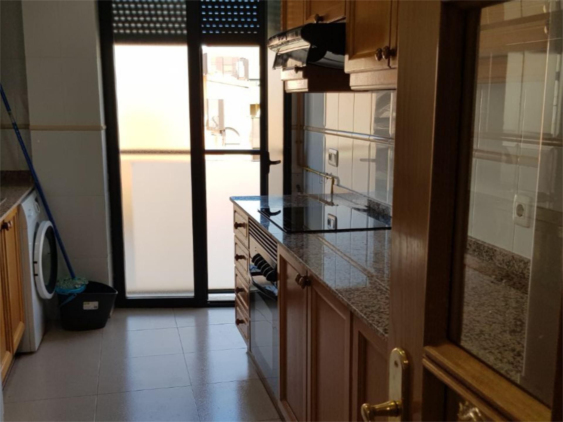 Cuina de Apartament de lloguer en  Valencia Capital amb Aire condicionat