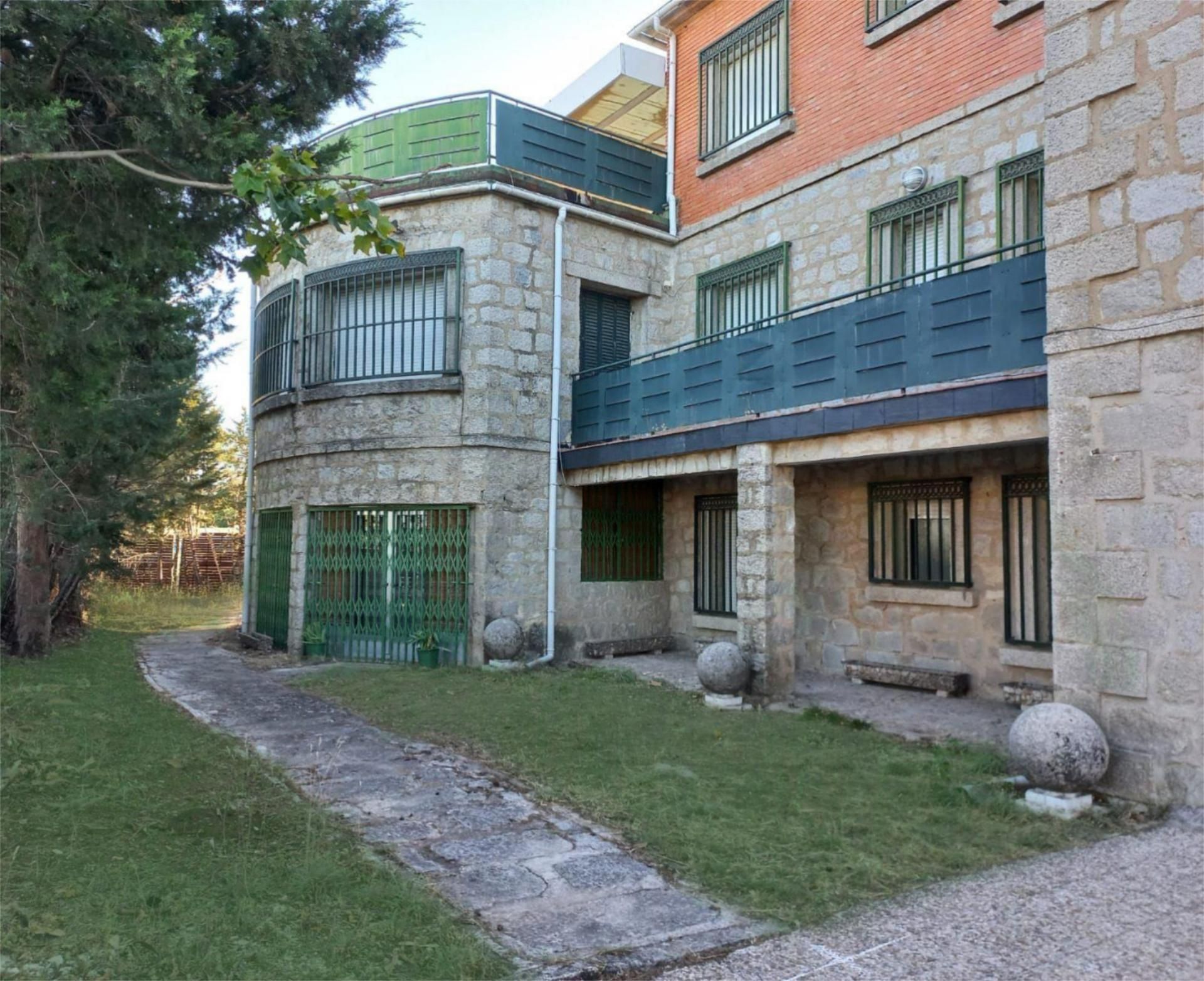Exterior view of House or chalet for sale in Lozoyuela-Navas-Sieteiglesias  with Terrace and Balcony