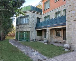 Vista exterior de Casa o xalet en venda en Lozoyuela-Navas-Sieteiglesias amb Terrassa i Balcó