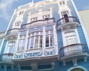 Vista exterior de Pis en venda en Las Palmas de Gran Canaria amb Terrassa, Moblat i Balcó