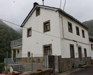 Vista exterior de Casa o xalet en venda en Villablino amb Calefacció, Terrassa i Moblat