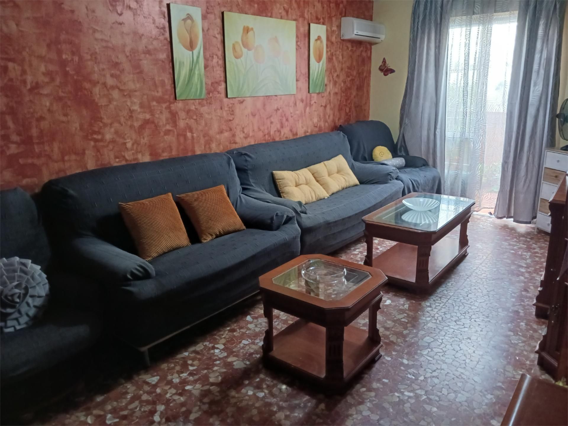 Sala d'estar de Casa adosada en venda en Alcalá de Guadaira amb Aire condicionat, Calefacció i Jardí privat