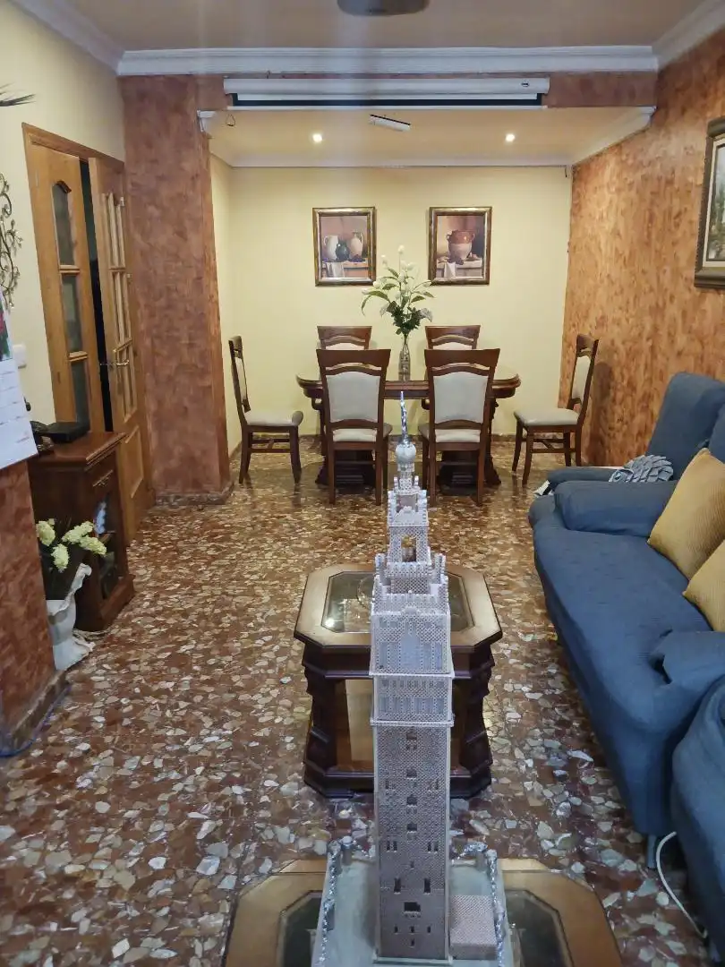 Menjador de Casa adosada en venda en Alcalá de Guadaira amb Aire condicionat, Calefacció i Jardí privat