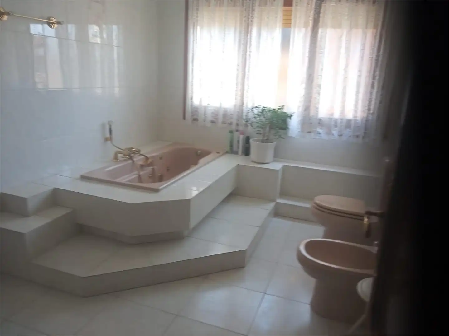 Houses for sale in Calle Ramón y Cajal, 14, Fuensalida Bathroom of Houses for sale in Fuensalida with Terrace, Swimming Pool and Balcony