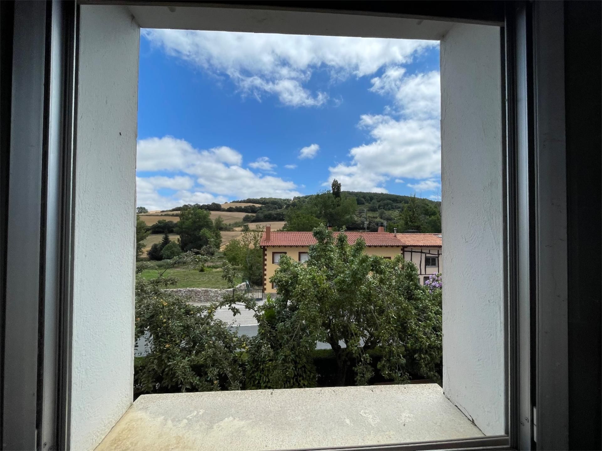 Vista exterior de Pis en venda en Villafranca Montes de Oca amb Calefacció, Traster i Moblat