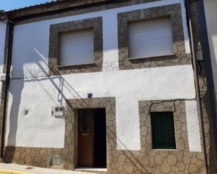 Vista exterior de Casa adosada en venda en Zarza la Mayor amb Terrassa, Traster i Moblat