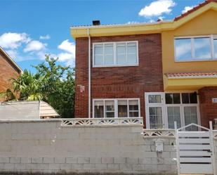 Vista exterior de Casa adosada en venda en Villaquilambre amb Piscina