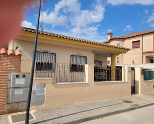 Exterior view of Single-family semi-detached for sale in Calera y Chozas  with Swimming Pool