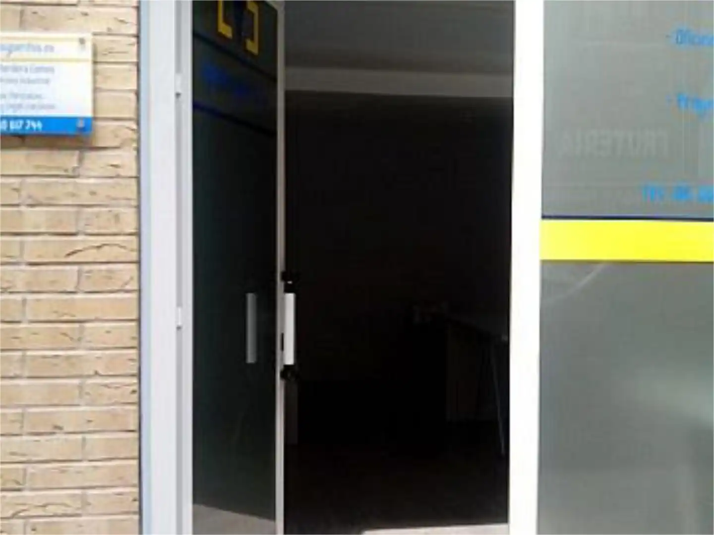 Local de lloguer a Carrer de Francisco Moreno Usedo, 8, Nou Moles