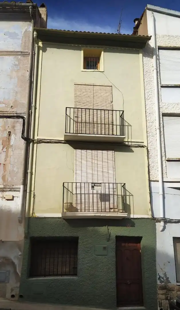 Casa adosada en venda a Plaza del Solano, 11, Castelserás Vista exterior de Casa adosada en venda en Castelserás amb Jardí privat, Terrassa i Moblat