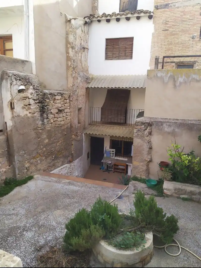 Casa adosada en venda a Plaza del Solano, 11, Castelserás Casa adosada en venda en Castelserás amb Jardí privat, Terrassa i Moblat