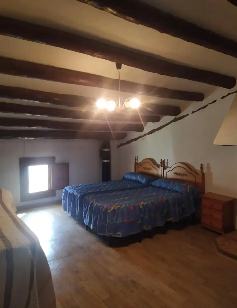 Casa adosada en venda a Plaza del Solano, 11, Castelserás Dormitori de Casa adosada en venda en Castelserás amb Jardí privat, Terrassa i Moblat