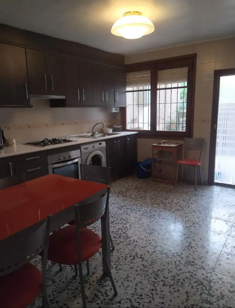 Casa adosada en venda a Plaza del Solano, 11, Castelserás Cuina de Casa adosada en venda en Castelserás amb Jardí privat, Terrassa i Moblat