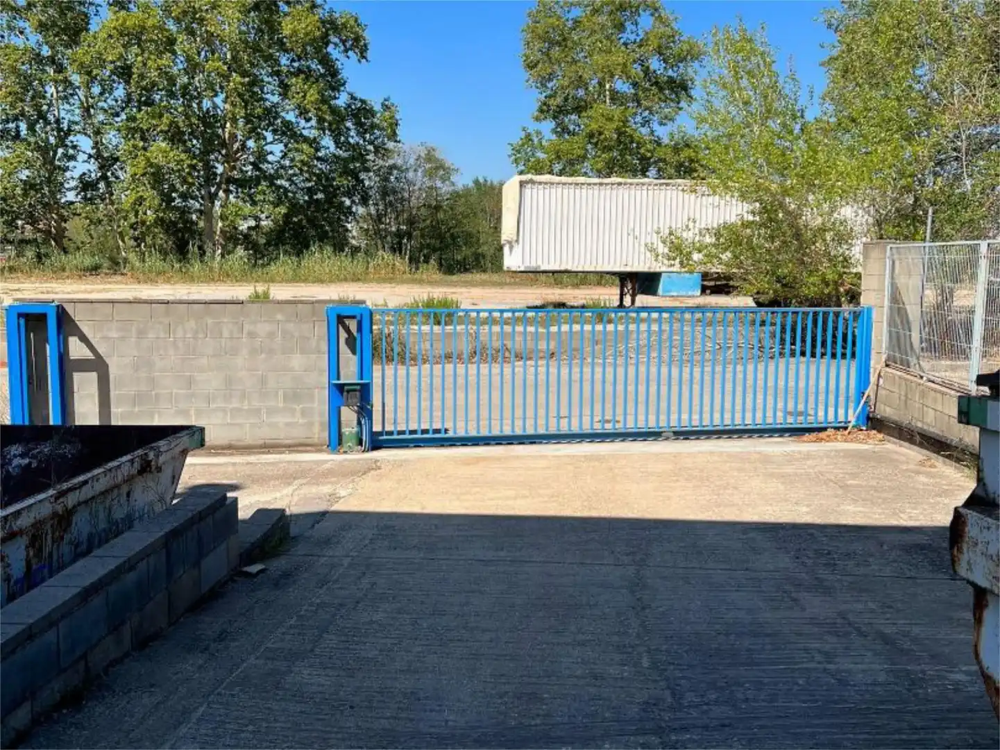 Parkplatz von Fabrikhallen zum Verkauf in Montornès del Vallès mit Klimaanlage, Heizung und Möbliert