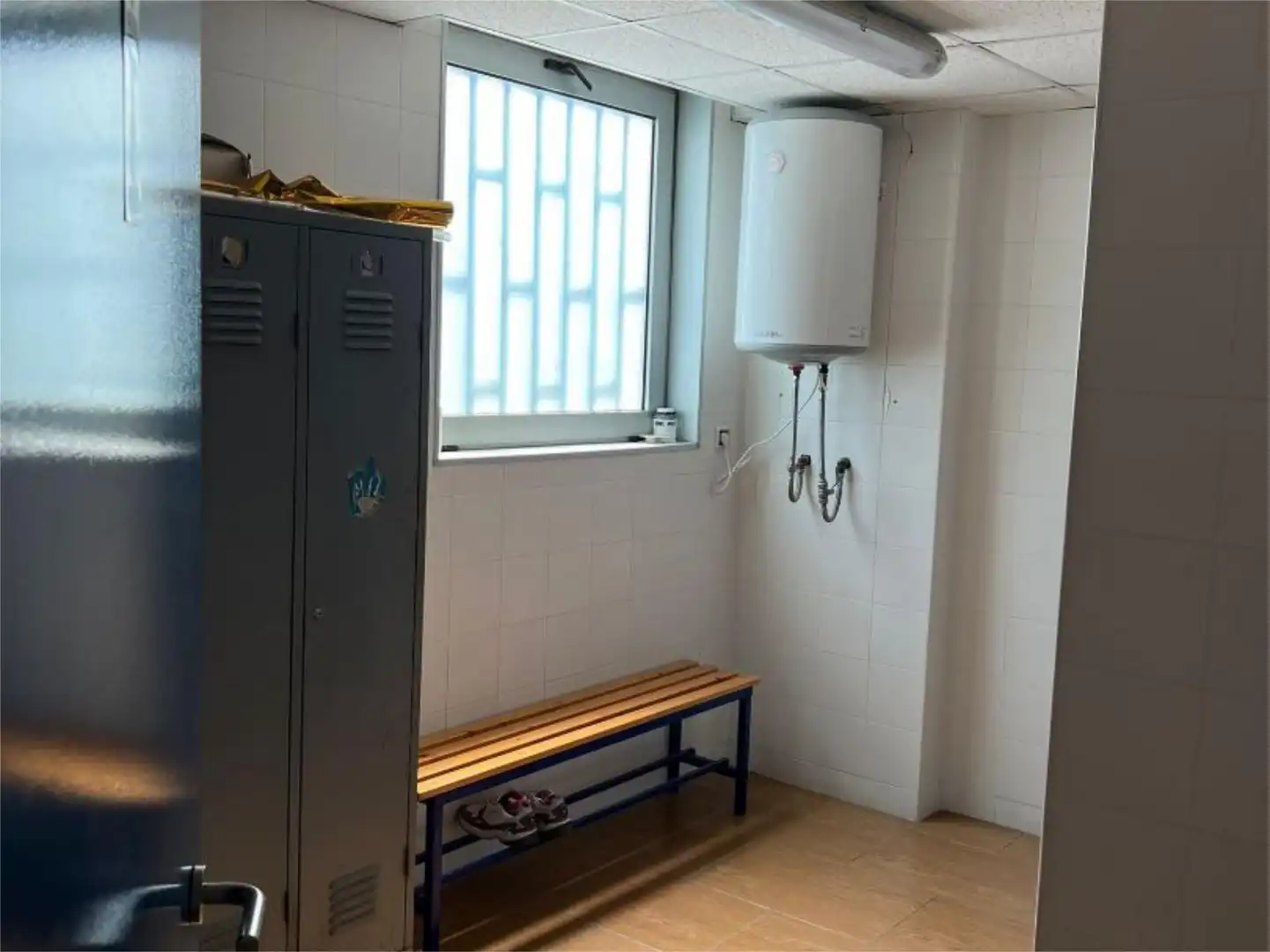 Badezimmer von Fabrikhallen zum Verkauf in Montornès del Vallès mit Klimaanlage, Heizung und Möbliert