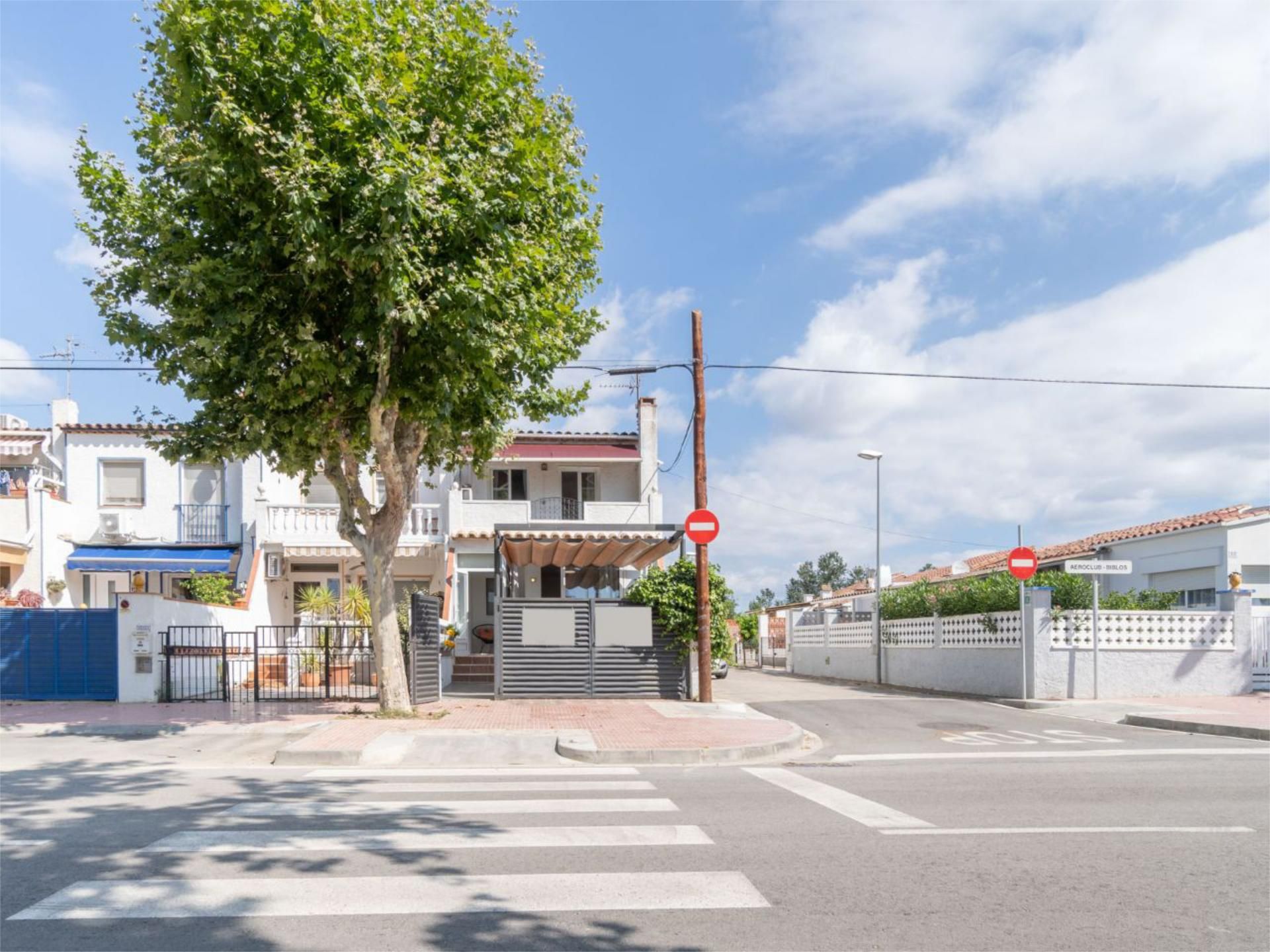 Exterior view of Single-family semi-detached for sale in Empuriabrava  with Air Conditioner, Swimming Pool and Balcony