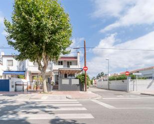 Vista exterior de Casa adosada en venda en Empuriabrava amb Aire condicionat, Jardí privat i Piscina