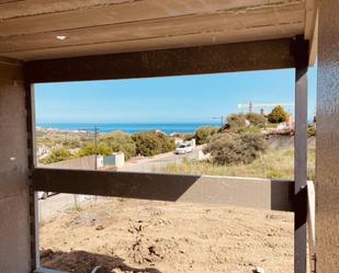 Vista exterior de Casa o xalet en venda en Estepona amb Aire condicionat, Terrassa i Piscina