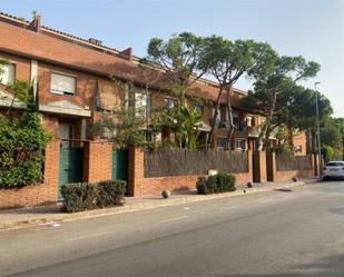 Vista exterior de Casa adosada en venda en Gavà amb Aire condicionat, Terrassa i Piscina