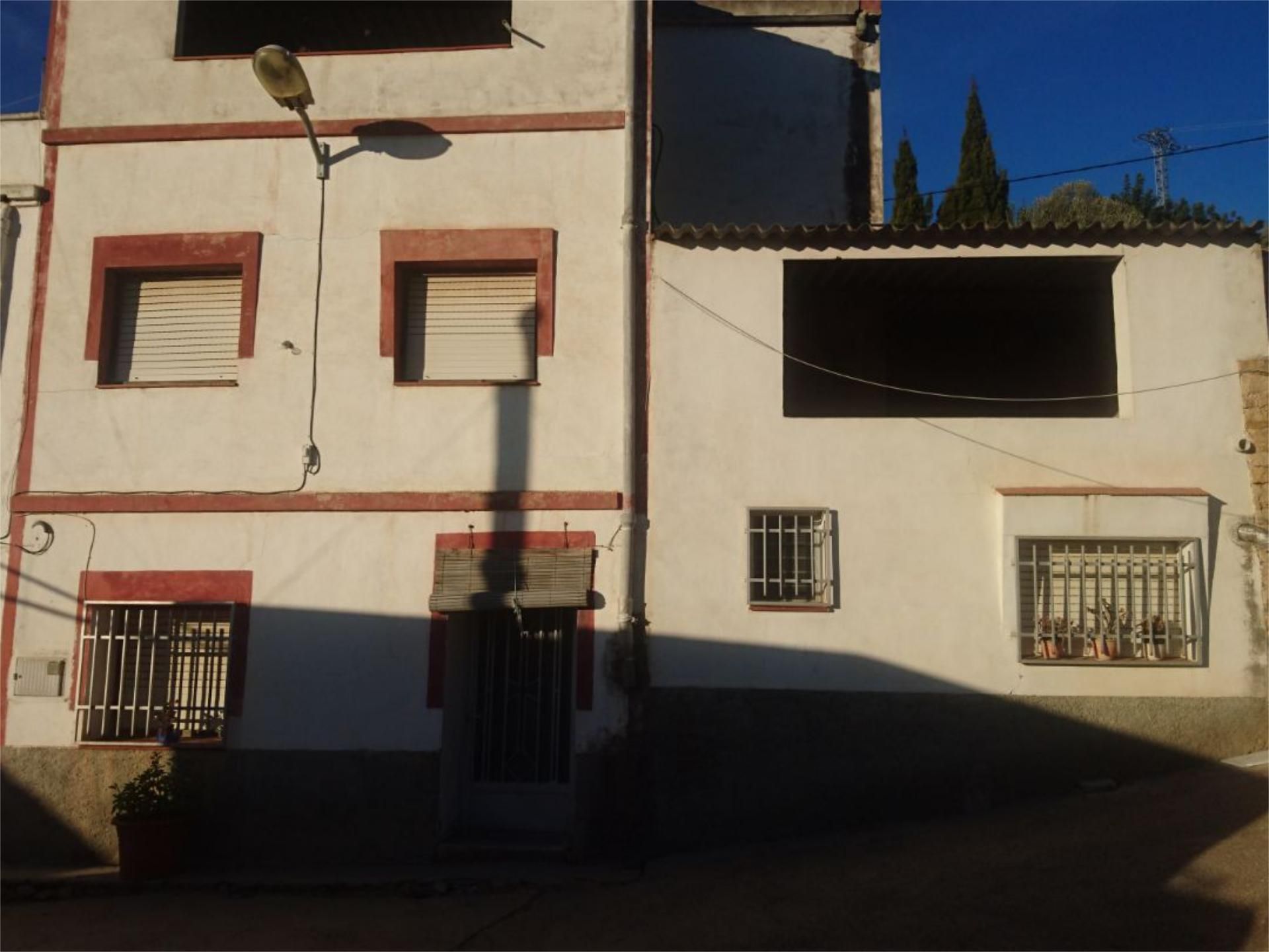 Vista exterior de Casa adosada en venda en Vall d'Alba amb Jardí privat i Moblat