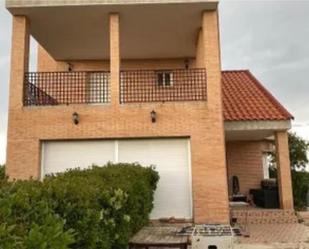 Vista exterior de Casa o xalet en venda en Casarrubios del Monte amb Aire condicionat, Terrassa i Piscina