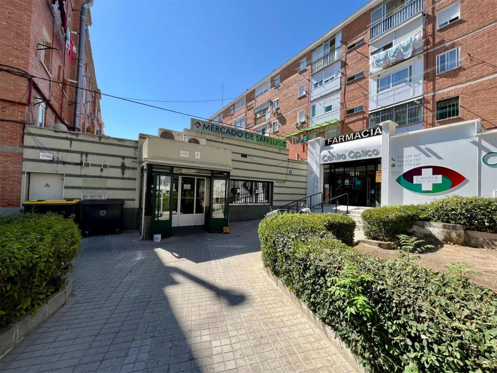 Vista exterior de Local en venda en  Madrid Capital amb Moblat