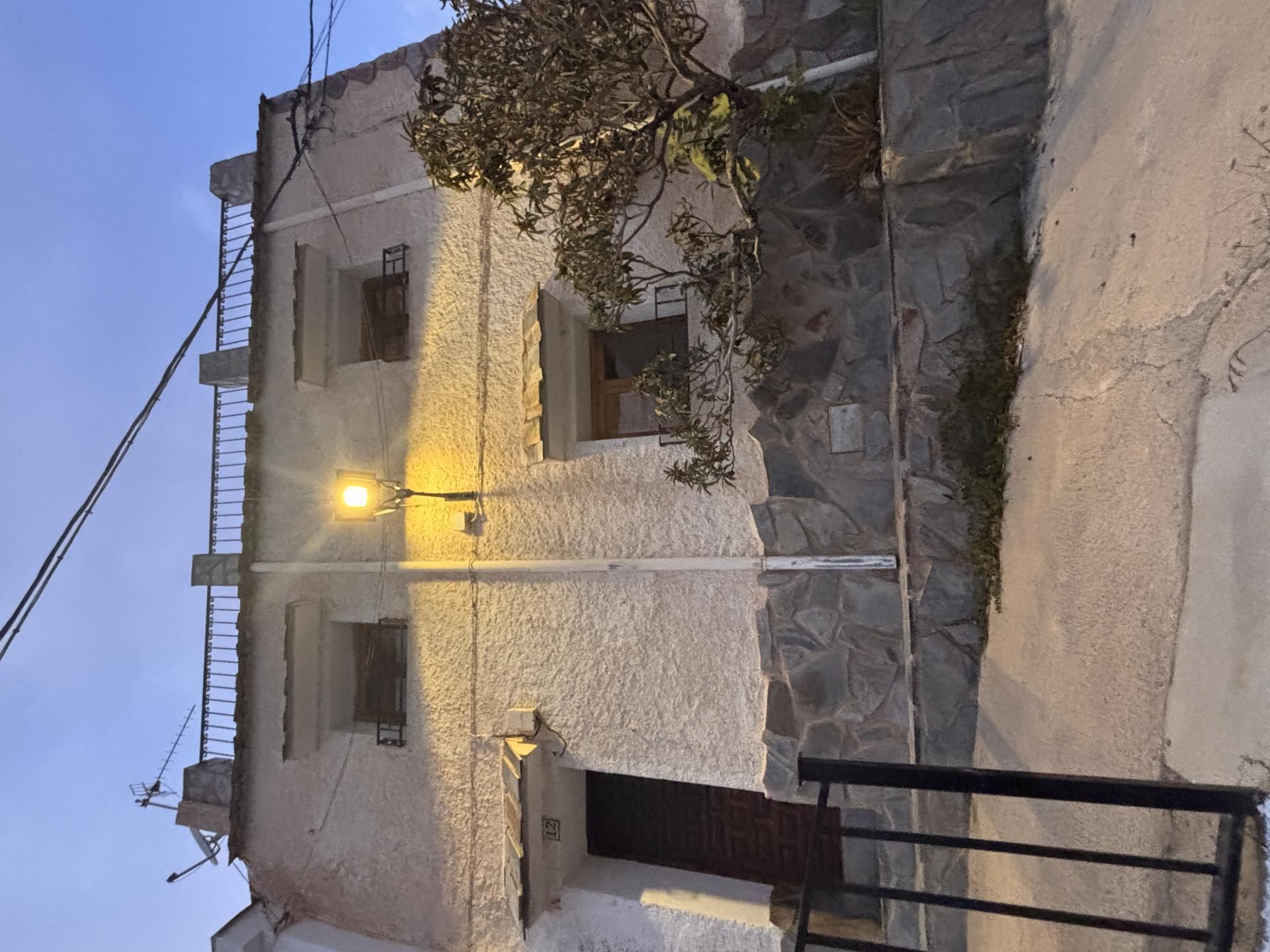 Vista exterior de Casa adosada en venda en Las Tres Villas amb Calefacció, Terrassa i Moblat
