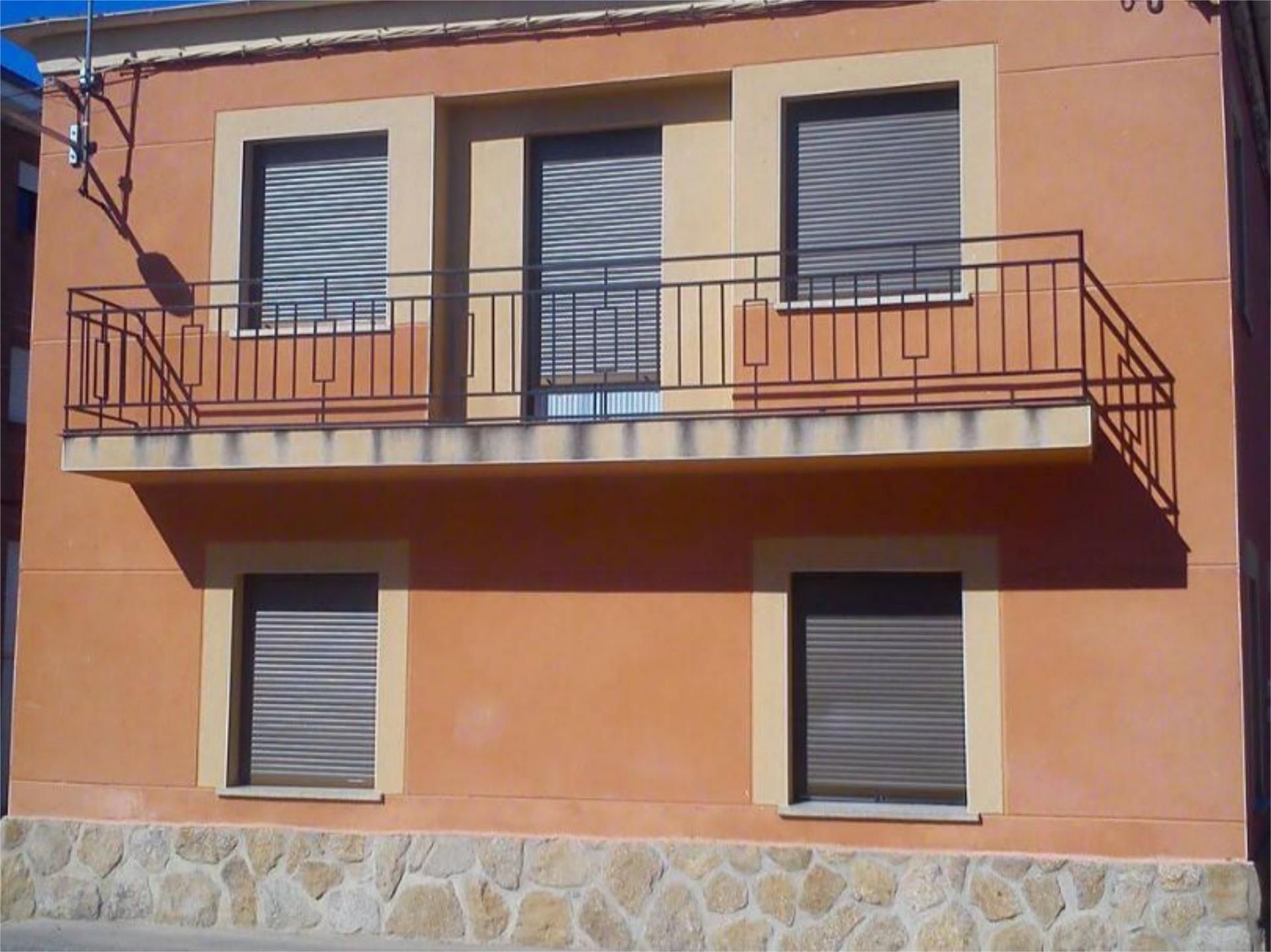 Vista exterior de Casa adosada en venda en Hinojosa de Duero amb Balcó