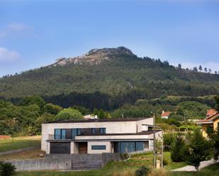 Vista exterior de Casa o xalet en venda en Boqueixón amb Aire condicionat, Terrassa i Piscina